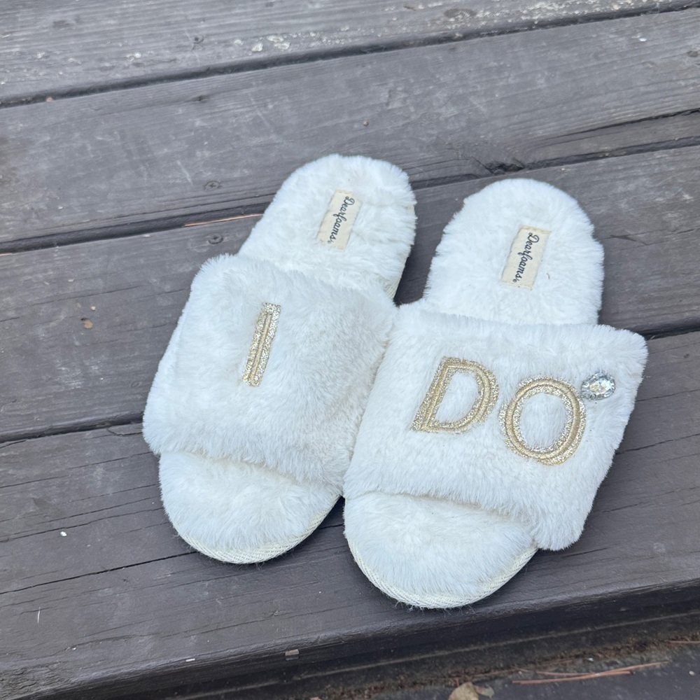 Dearforms white “I Do” gold metallic embroidered slippers size medium (7-8)